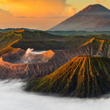 wandbild-vulkan-mit-nebel-bei-sonnenuntergang-natur-landschaft-min