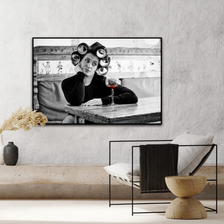 wandbild frau mit rotwein flur