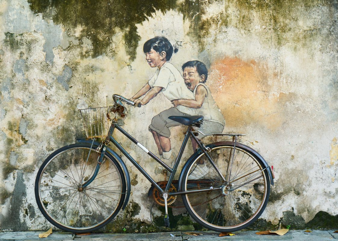 Wandbild - Graffiti von Kindern auf dem Rad