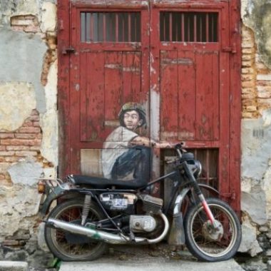 Wandbild-Graffiti-von-einem-Mann-auf-dem-Motorrad
