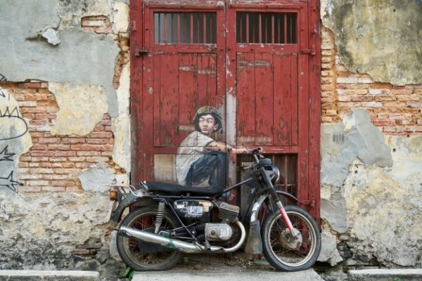 Wandbild-Graffiti-von-einem-Mann-auf-dem-Motorrad