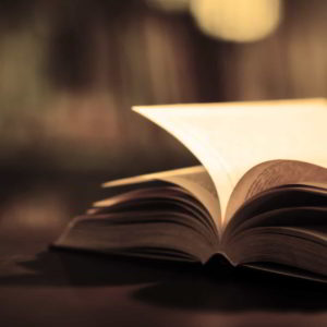 wandbild-ein-buch-fuer-schoene-stunden-abstrakt-stillleben