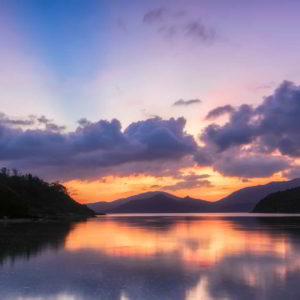 wandbild-see-in-der-abenddaemmerung-natur-landschaft