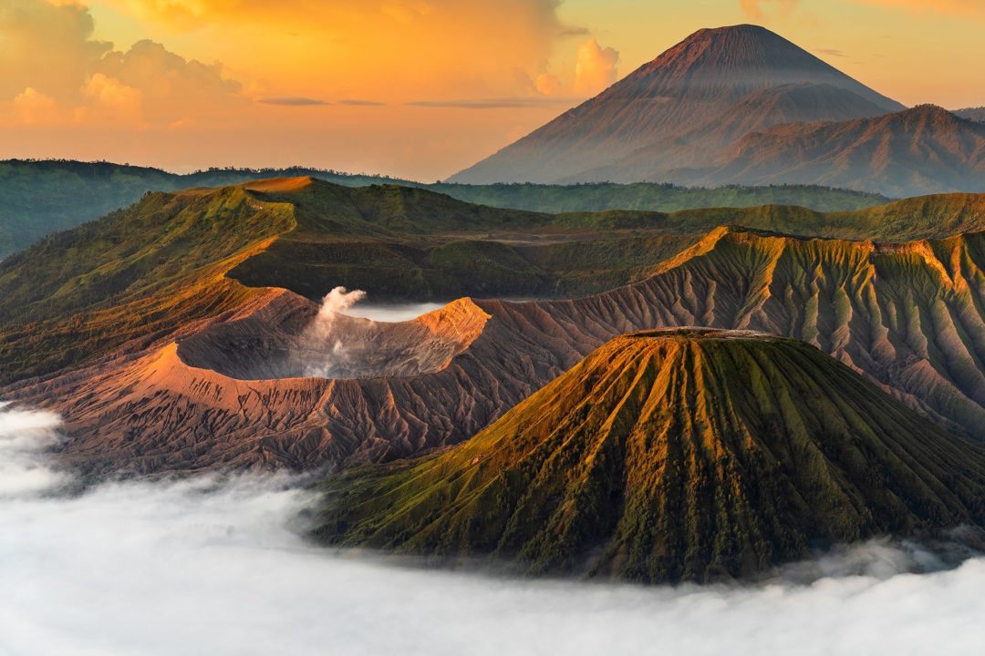 wandbild-vulkan-mit-nebel-bei-sonnenuntergang-natur-landschaft-min
