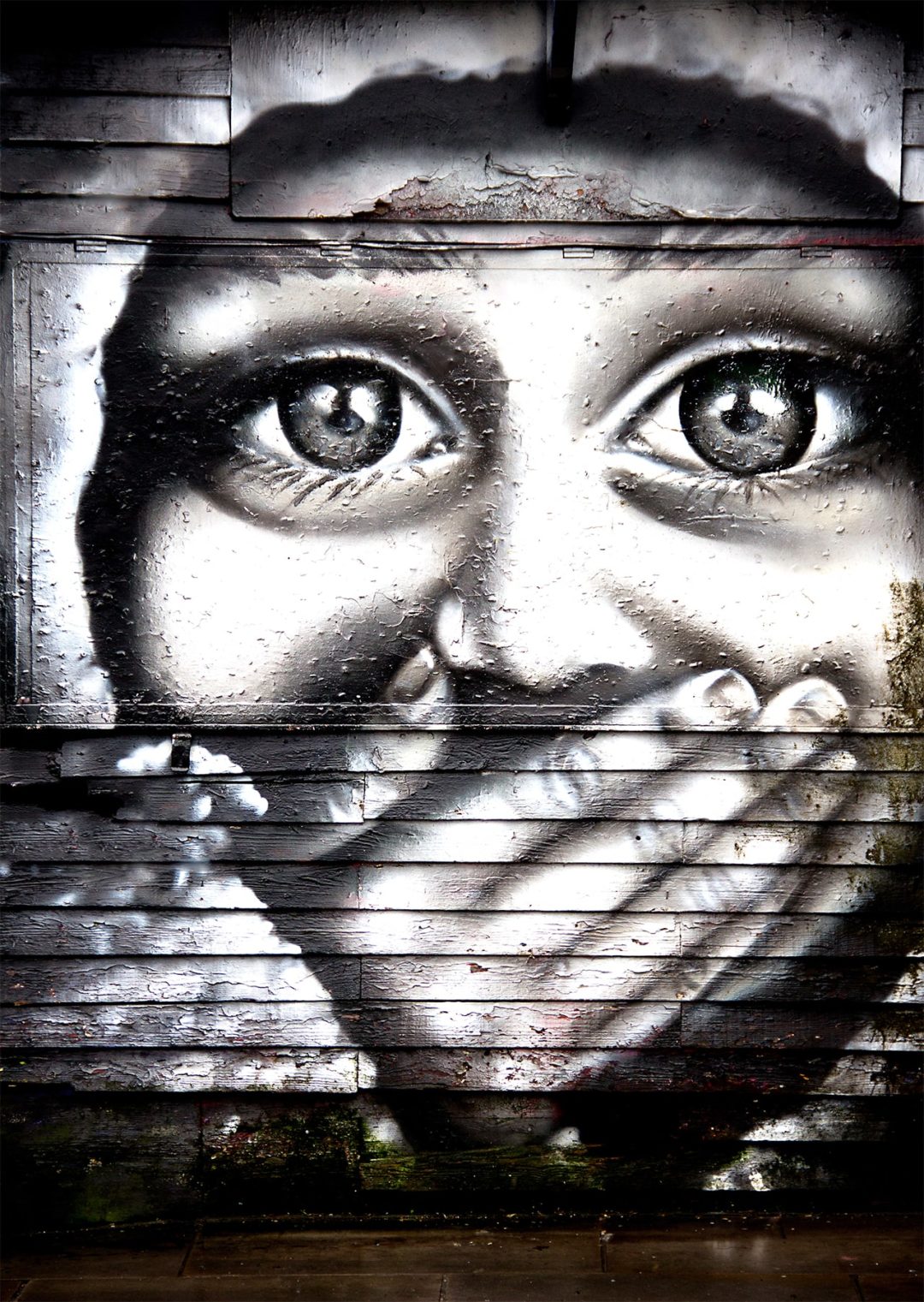 Wandbild Graffiti erschrockenes Kind schwarze Augen, Menschen & Gesichter