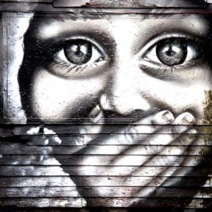 Wandbild Graffiti erschrockenes Kind schwarze Augen, Menschen & Gesichter