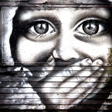 Wandbild Graffiti erschrockenes Kind schwarze Augen, Menschen & Gesichter